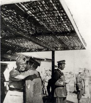 Il Serg. Magg. Pil. Oreste Del Bianco mentre riceve da Benito Mussolini la Medaglia d'Argento